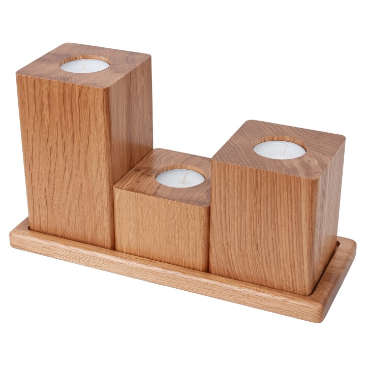 Set aus geölten Eichenholz-Kerzenständern